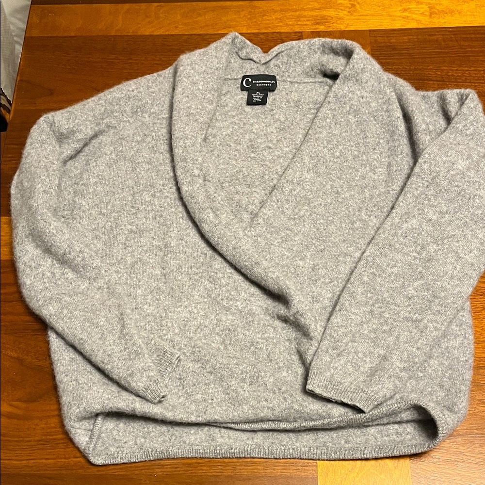 Bloomingdale's Light Gray V-Neck Sweater, thick soft open front sweater, M size